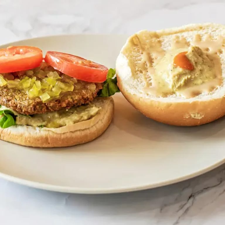 Delicious Falafel Burger: A Vegan Street-Food Favorite
